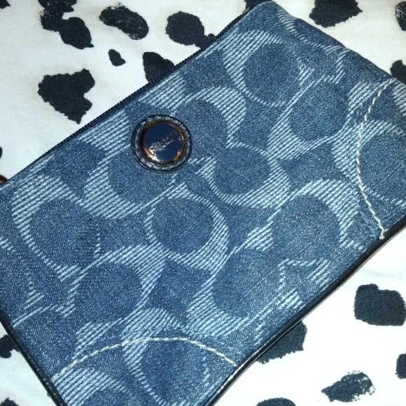 Iam selling a coach wristlet - Picture 2 of 4